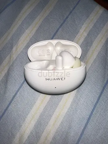 Huawei 5i FreeBuds with charging case - white only right piece, low voice output. Price NEGOTIABLE