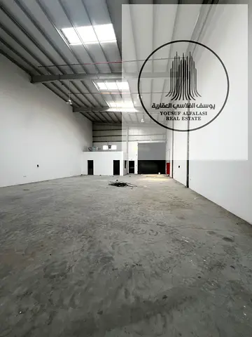مستودعات صناعية مميزة للإيجار أم القيوين 3450 قدم²