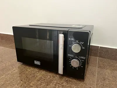 Black Microwave – Excellent Condition