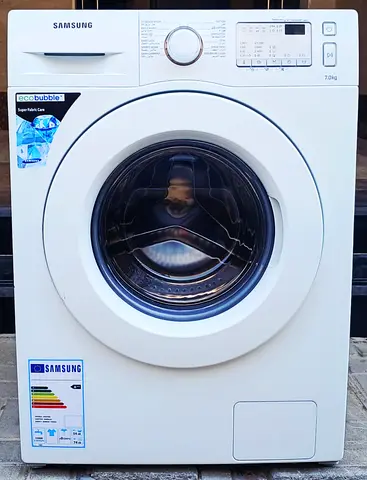 This Samsung 7kg washing machine, color in white, condition is properly working.