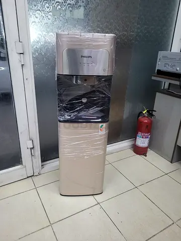Bottom load water dispenser