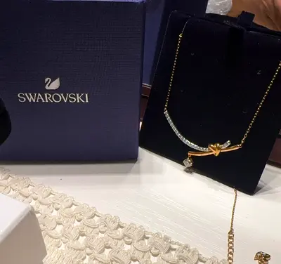 Swarovski gold-tone necklace with crystal accents (like new)