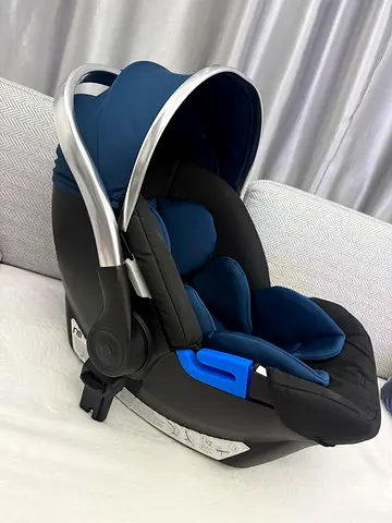 Infant rear-facing car seat / baby carrier - navy black, good condition