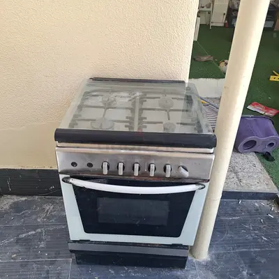 Used freestanding gas cooker with oven - needs minor refurbishment