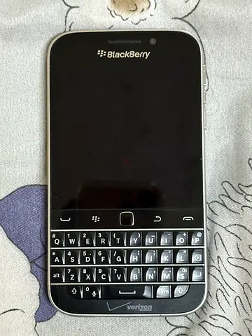 BlackBerry Classic Q20 with Physical QWERTY - Clean Used Condition
