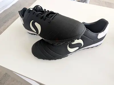 Sondico black mens football turf shoes - size 48.5 - Never used