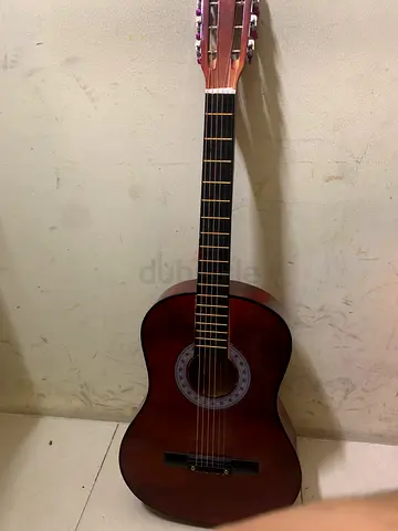 Classic full-size acoustic guitar - used, good condition جيتار كلاسيكي بحالة جيدة