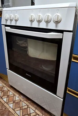 Beko freestanding gas cooker with oven - good working condition