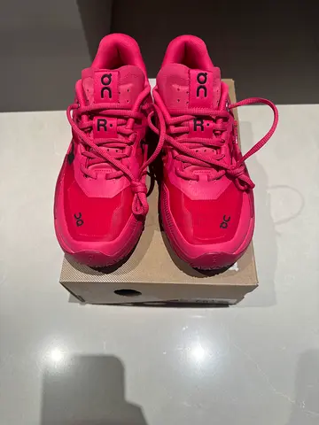 Brand new Pink On Running Womens Sneakers - Size 38.5., US 7.5 The Roger Pro2