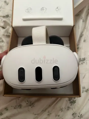 White standalone VR headset (Meta quest 3 - 512 GBP ) in box — good condition