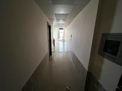 استوديو واسع بالنعيمية 1 تاور C، مطبخ منفصل وبلكونة وباركن خاص قرب مدرسة الحكمة.