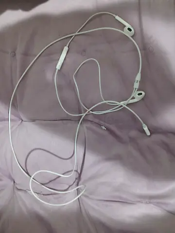 Apple earpods lighting port NEVER USED