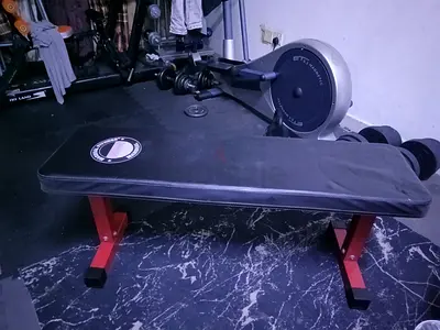 Flat weight bench — sturdy adjustable gym bench