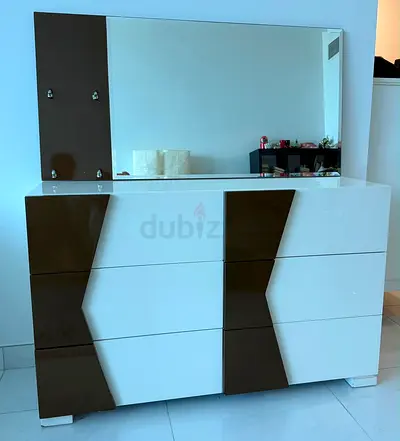Chest of drawers with mirror