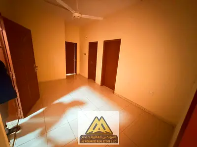 للإيجار بالنعيمية 1، غرفتان وصالة مع بلكونة، طابق أول، تكييف ويندو، قرب فندق العين، 30,000 درهم، 4 أو 6 دفعات.