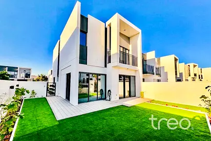 Landscaped | End Unit | Premium Location