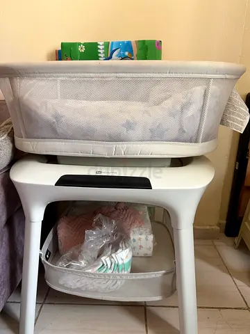 4moms bedside bassinet in good condition with storage shelf. There is slight issue in sensor.