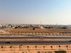 First occupancy, two master bedrooms, balcony with view, three bathrooms, excellent layout, central