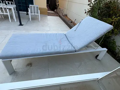 White outdoor sun lounger with light grey cushion