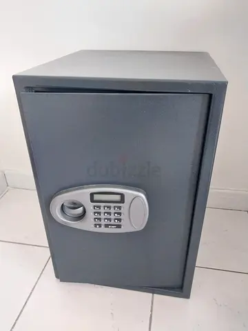 Metal safe deposit box