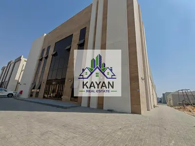 مستودع 24,900 قدم²، أرض 25,800 قدم²، 230 كيلوواط، صالة عرض، ميزانين، مباشر من المالك.