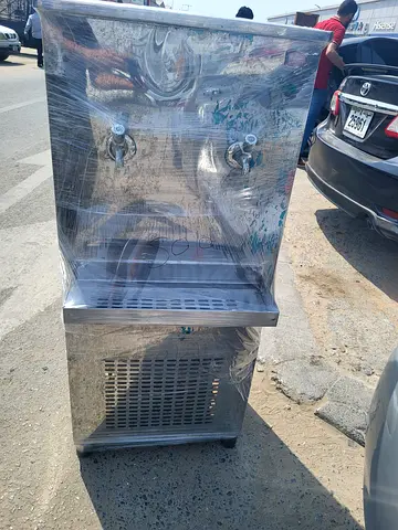 Bottom load water dispenser
