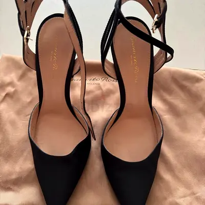 GIANVITO ROSSI black satin pointed toe heels. Authentic. Excellent condition.