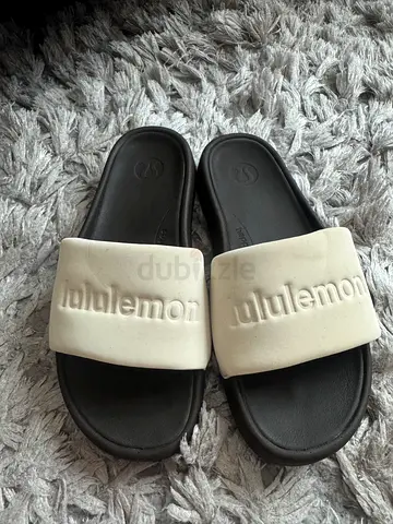 Used Lululemon flip flops / sandals - new condition