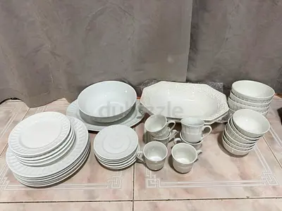 White porcelain dinnerware set - plates, bowls, mugs (excellent condition)