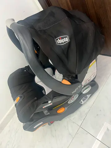 Chicco KeyFit 30 Infant Car Seat - Black, Good Condition