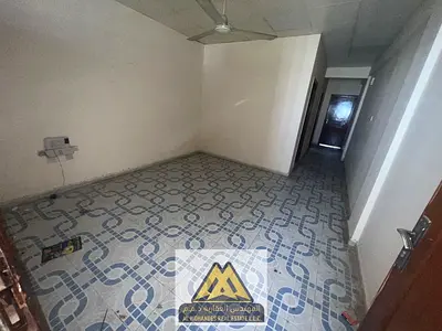 للإيجار بالصناعية 2 عجمان، غرفة وصالة على شارع الاتحاد، مناسبة للشباب، بدون تكييف ومصعد، 25,000 درهم، 4 دفعات.