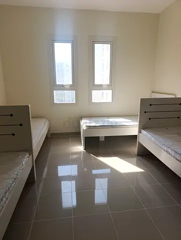 Executive bed space for men with food