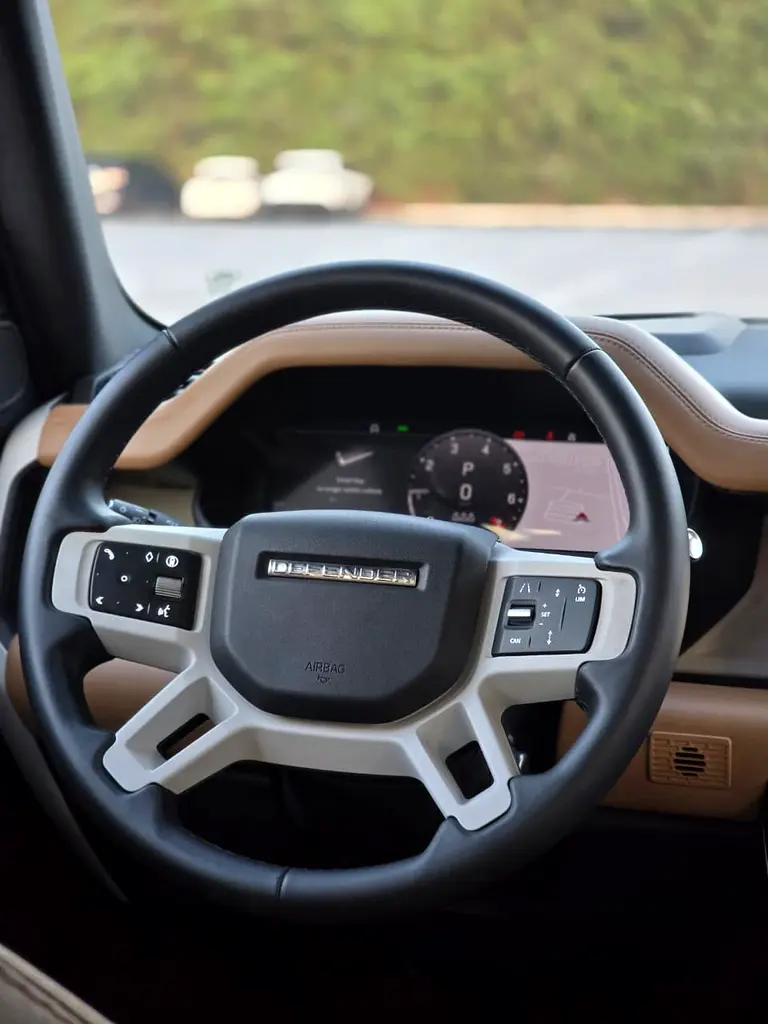 Land Rover Defender 2025