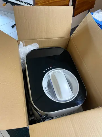 Ice cream maker / frozen dessert machine - like new, boxed