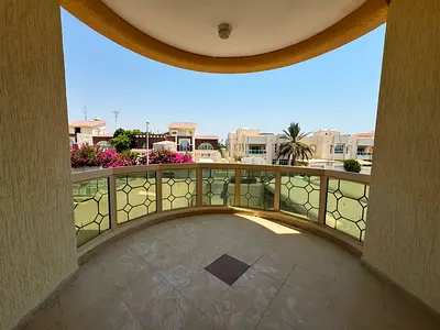 فيلا فاخرة للإيجار السنوي في الشارقة بمنطقة شرقان بتصميم عصري مع مسبح مغطى و4 غرف ماستر ورووف كبير وحديقة خاصة وباركينج مغطى في موقع راقٍ