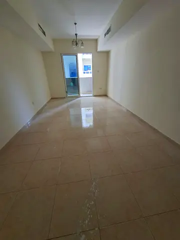 شقة للإيجار السنوي في الشارقة القاسمية الند. غرفتين وصالة، غرفة ستور، غرفة غسيل، باركن مجاني. الإيجار 45,000 درهم سنويًا، الدفع 4 دفعات، التأمين 2,500