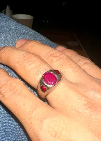 Vintage sterling ring with red stones (size approx. 9)