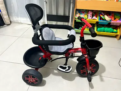 Used red 3-wheel tricycle for 1-4 years with safety seat and parent handle