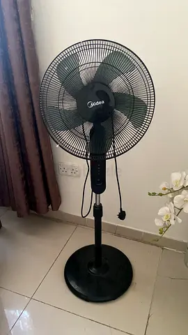 Almost-new pedestal standing fan - adjustable height, quiet motor