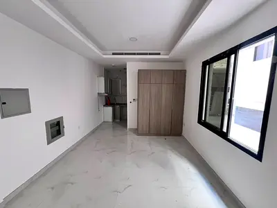 First-time occupancy studio apartment on the ground floor in Al Alia area, with easy access to Sharjah and Dubai. Central air conditioning.