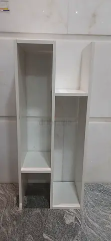 White wall-mounted modern shelving unit - 3 open compartments