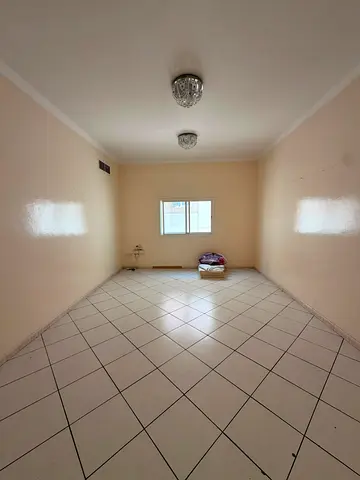 شقة واسعة بغرفتين وصالتين مع بلكونة وحمامين في المجاز 3 بجوار الحديقة، موقع مميز قريب من الخدمات، مثالية للعائلات الكبيرة.