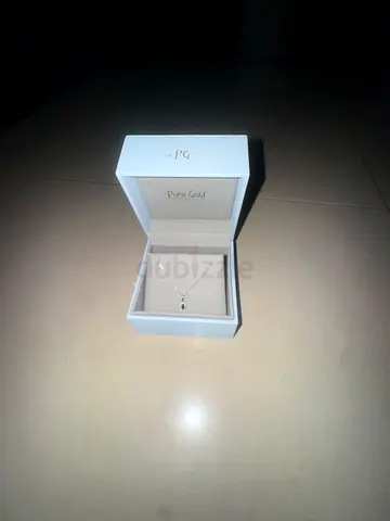 Delicate pendant necklace in presentation box - barely used