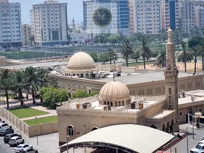 شقة واسعة مكونة من ثلاث غرف نوم للإيجار، باركن مجاني وتقع في موقع مميز بالقرب من جميع الخدمات ومخرج دبي