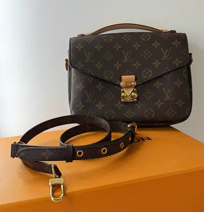 AUTHENTIC Louis Vuitton Pochette Metis - WITH ORIGINAL STICKER