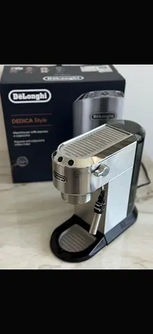 DeLonghi espresso coffee machine – very good condition, barely used.