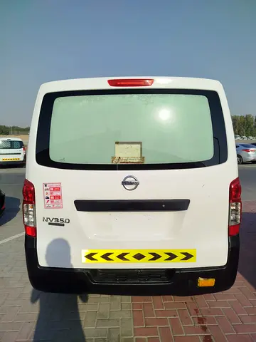 2015 Nissan URVAN — фото 2