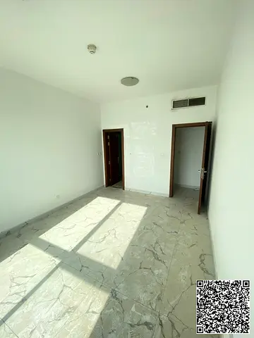 شقة بتصميم عملي ومساحات مريحة في طابق مرتفع مع إطلالة مفتوحة على المدينة تمنحك إضاءة طبيعية وتهوية ممتازة.
