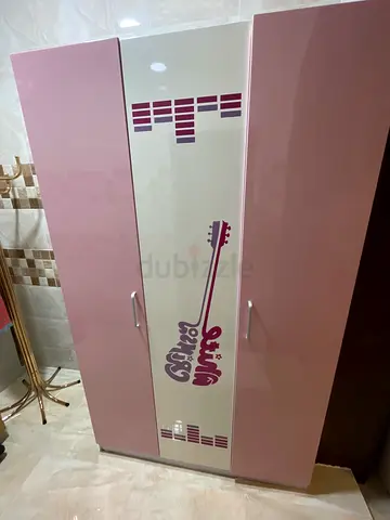 Pink glossy 3-door wardrobe with guitar decal - good condition