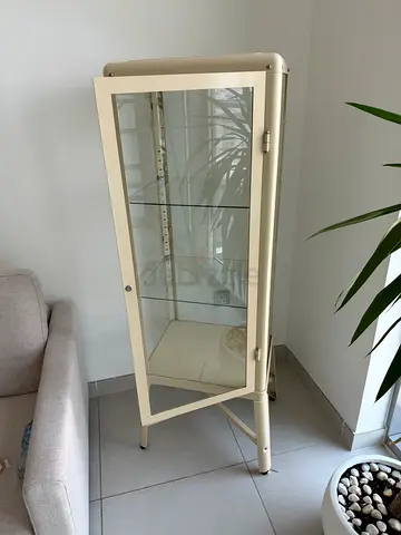 White glass display cabinet / showcase with lock — good condition